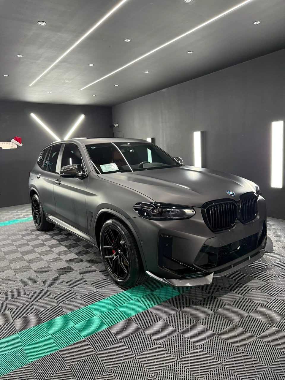 BMW iX3 con vinil gris mate en el estudio Xclusive
