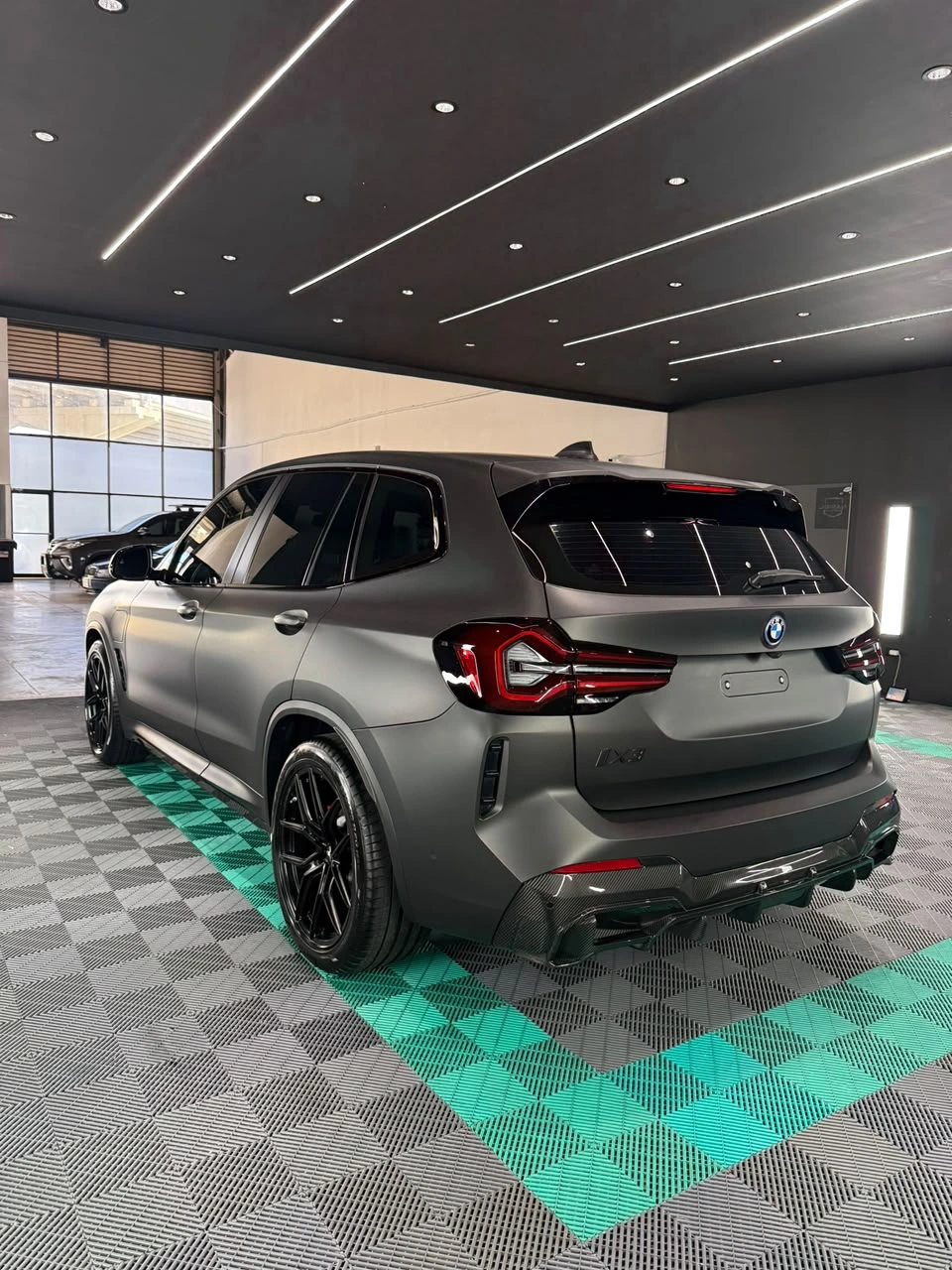 BMW iX3 con vinil gris mate en el estudio Xclusive, vista trasera